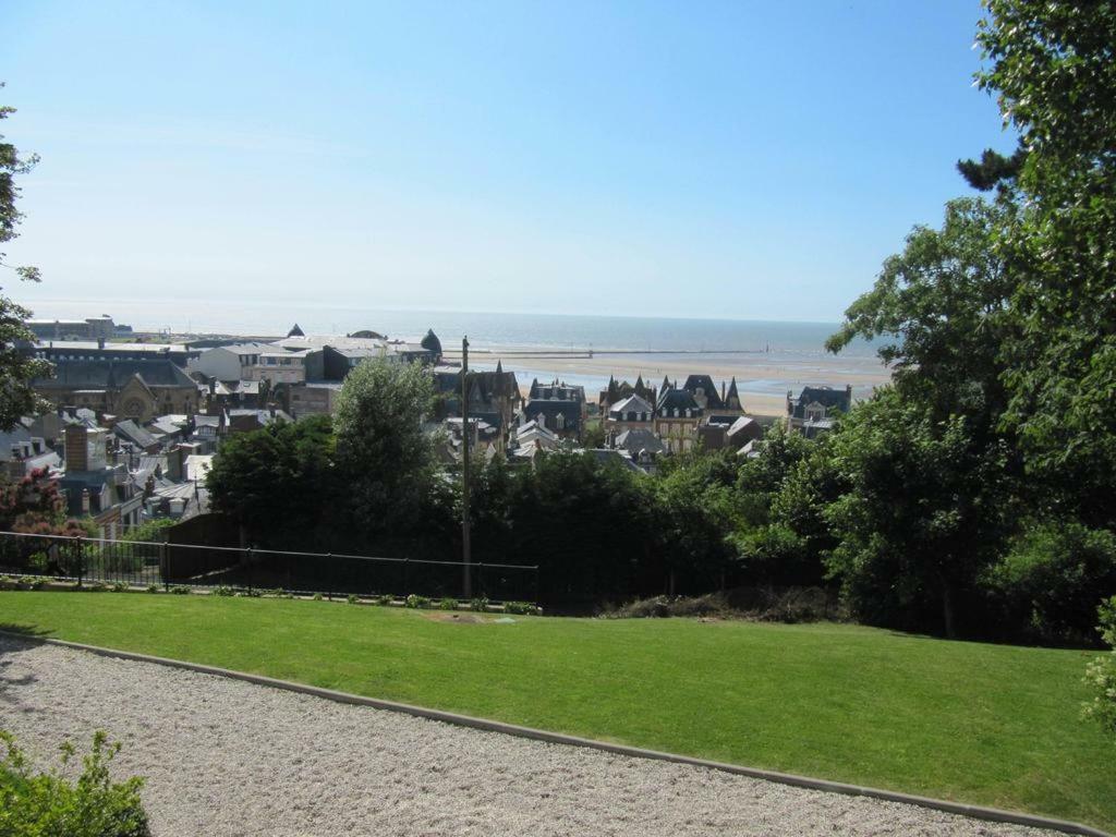 Superbe Deux Pieces Vue Mer Avec Jardin ทรูวิลล์-ซูร์-แมร์ ภายนอก รูปภาพ