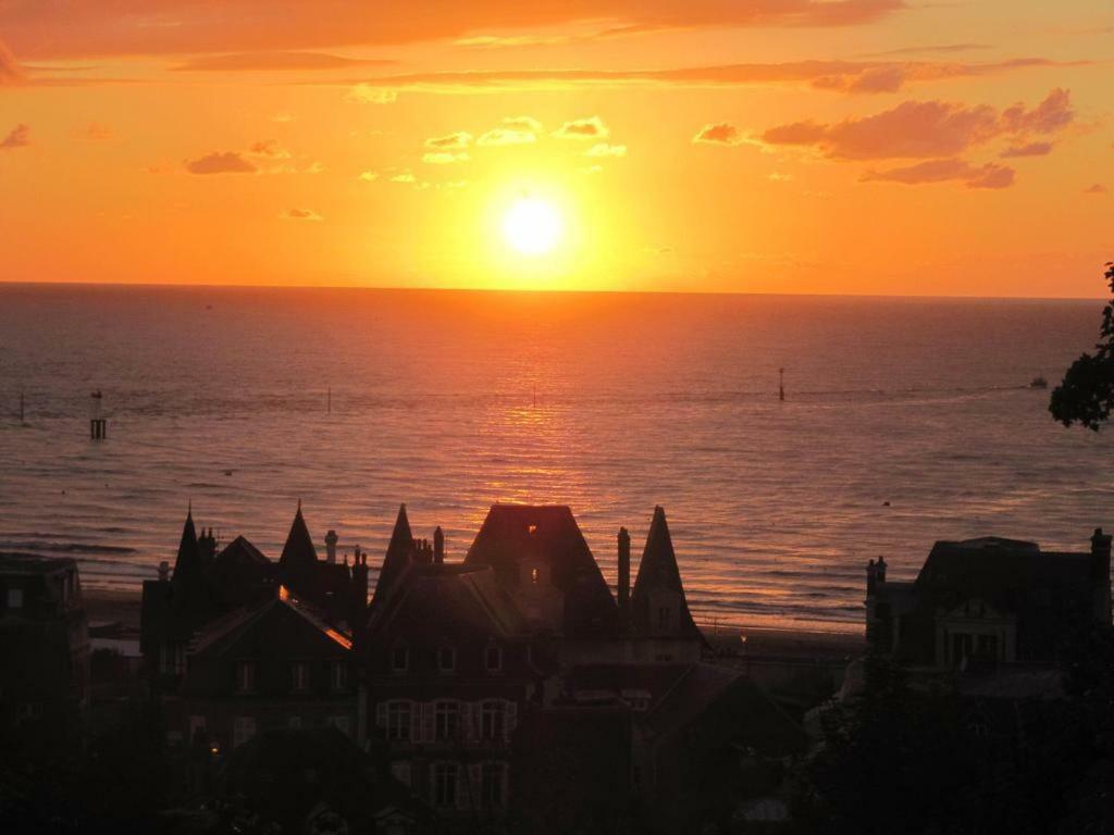 Superbe Deux Pieces Vue Mer Avec Jardin ทรูวิลล์-ซูร์-แมร์ ภายนอก รูปภาพ