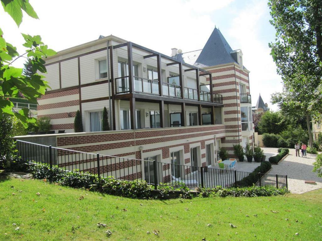 Superbe Deux Pieces Vue Mer Avec Jardin ทรูวิลล์-ซูร์-แมร์ ภายนอก รูปภาพ